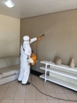 Técnico da Pioneira aplicando dedetização em ambiente interno