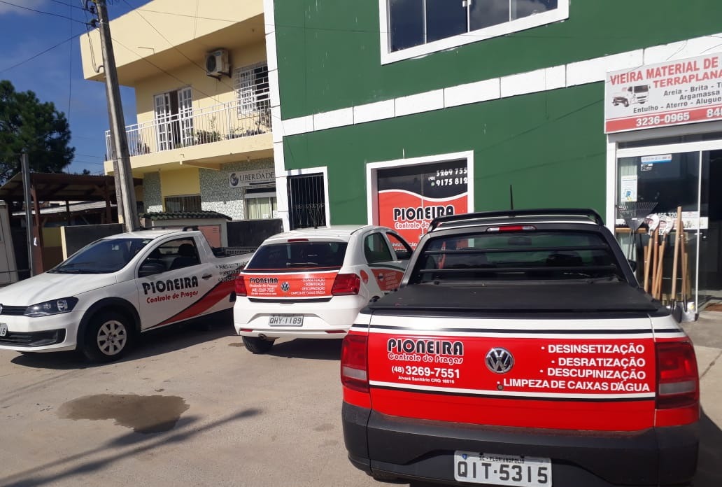 Veículos identificados da Pioneira Controle de Pragas em frente à loja no Rio Vermelho