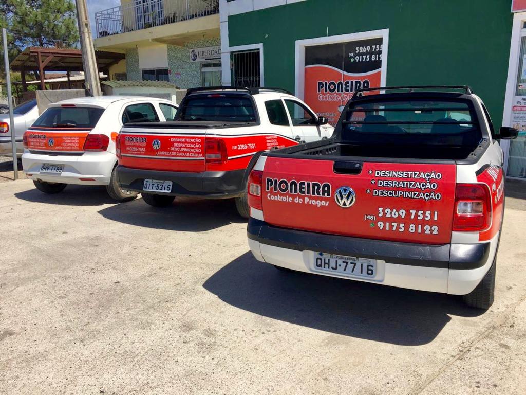 Frota identificada da Pioneira Controle de Pragas em frente à loja no Rio Vermelho, Florianópolis